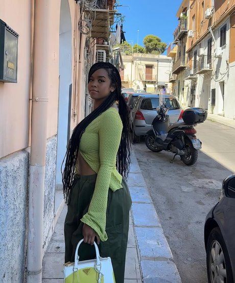 hermusicofficial nudes star pic