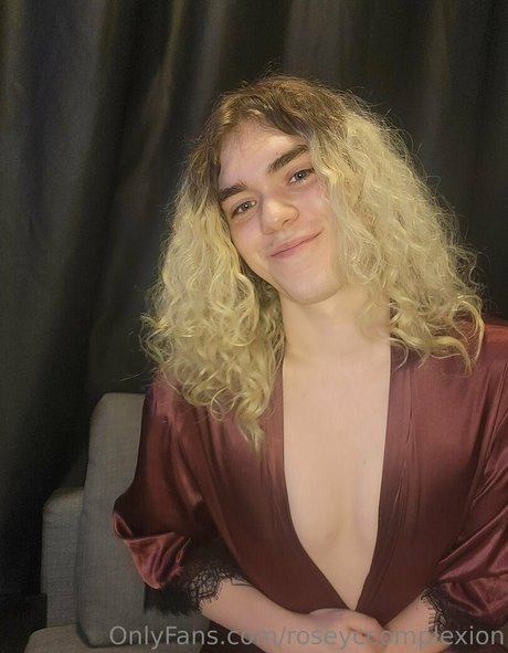 roseyccomplexion naked actress photo