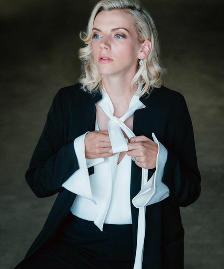 Kara Killmer star sexy pics