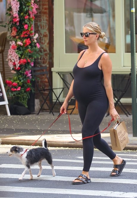 Taylor Neisen pretty actress picture