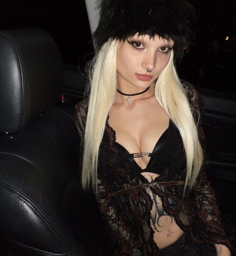 liittlekrissy exclusive model picture