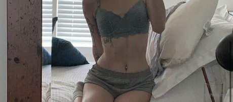 winni3thebunnie model naked img