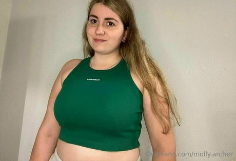 Molly Archer exclusive model pic