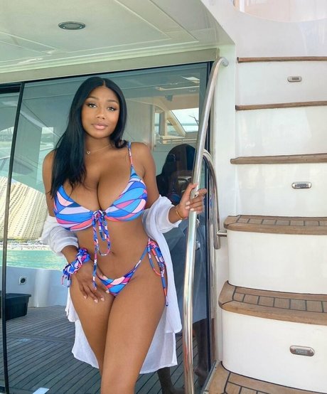 Vivi Panamera hot actress img