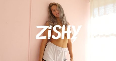 Maddie Crump model hot pic