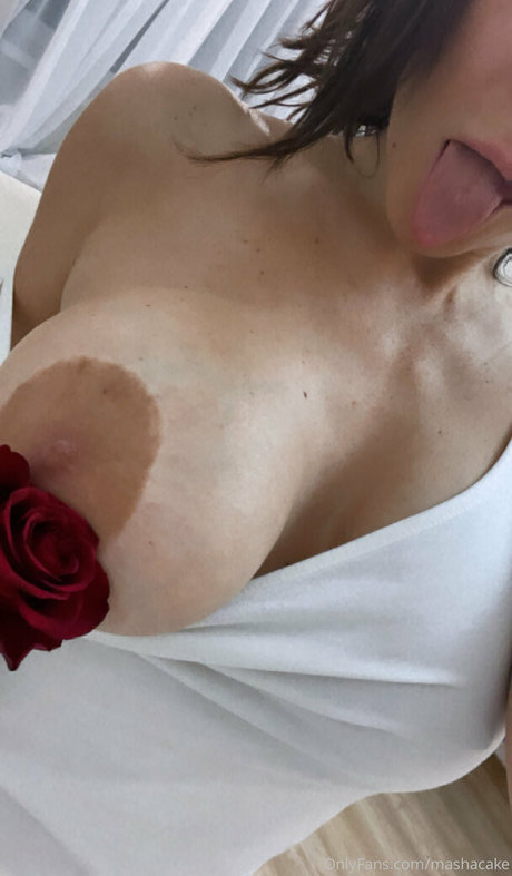 Masha Emec hot actress image