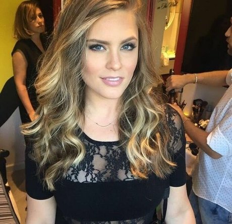 Sara Hopkins hot star image