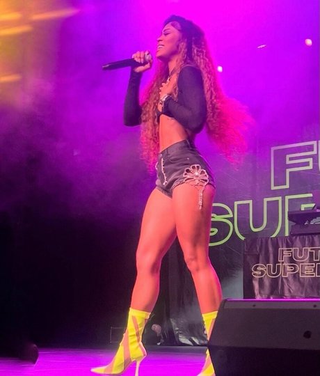 Jilly Anais model perfect images