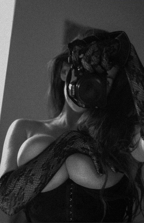 Swallowyoudown pretty star photo