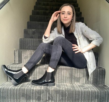 Atwentysomethingloser exclusive actress img