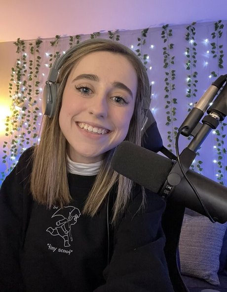 Atwentysomethingloser nice actress photo