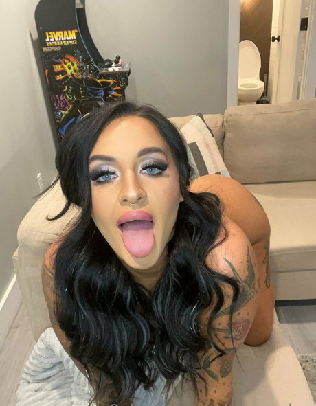 Demoncakes naked star img