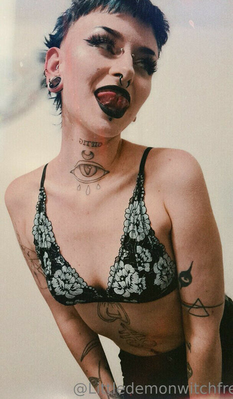 LittleDemonWitch model nice pic