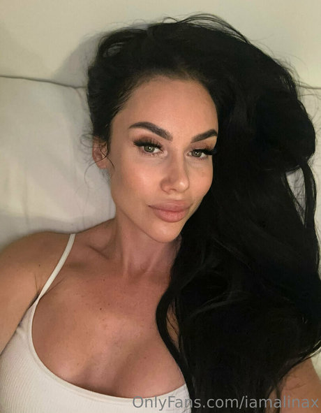 iamalinax erotic model img