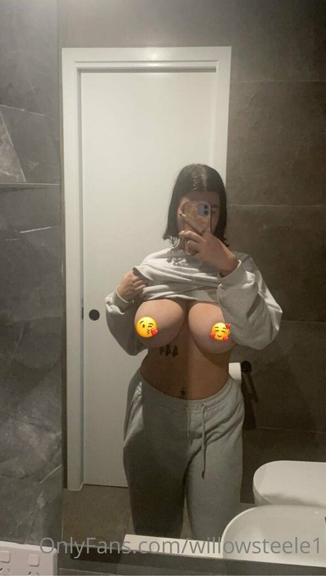 Phoebewillow model porn image