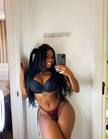 Karoline Coutinho model pictures