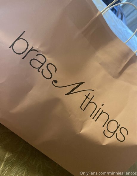 minniealiencos hot star image