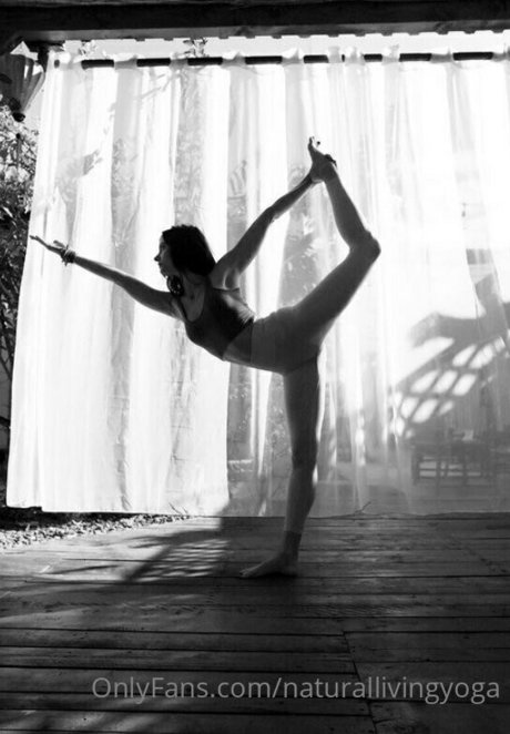 naturallivingyoga nudes model images