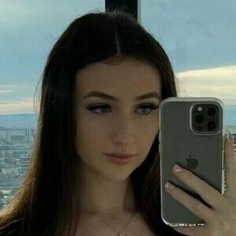 juicyalycia nude model pic