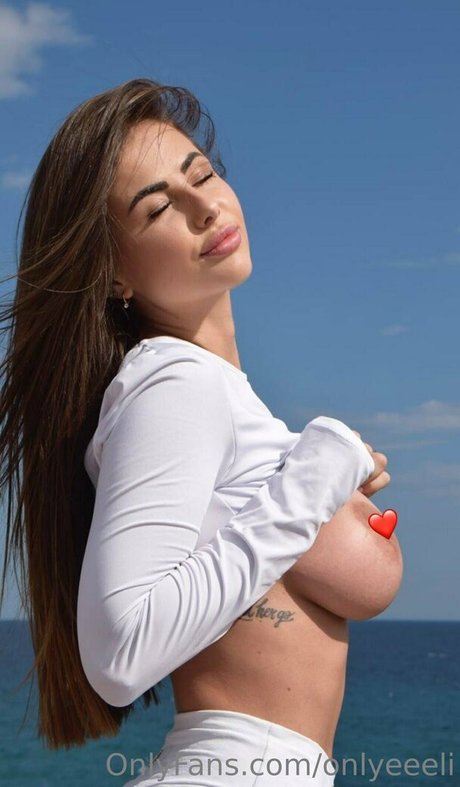 Onlyeeeli beautiful model pictures