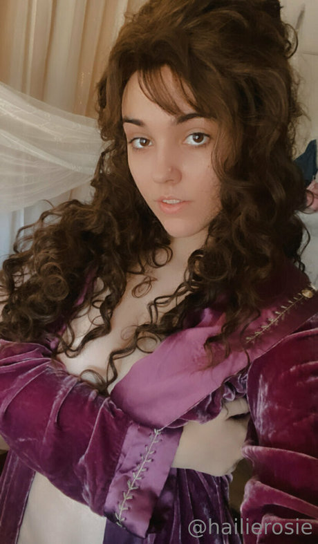 hailierosie sexy actress pic