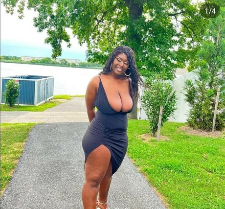 elleblack sexy actress pic