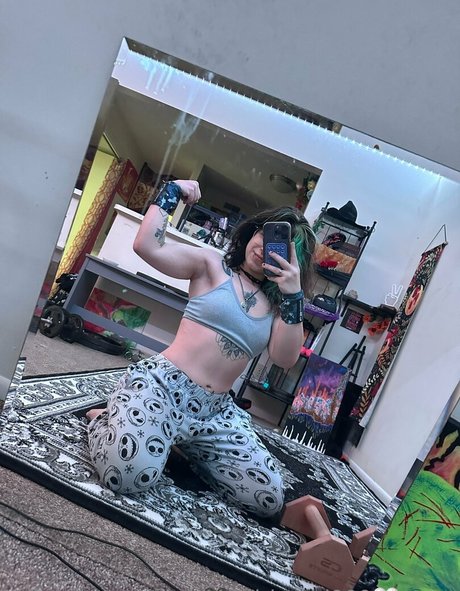 fairlyodd222 model nude pic