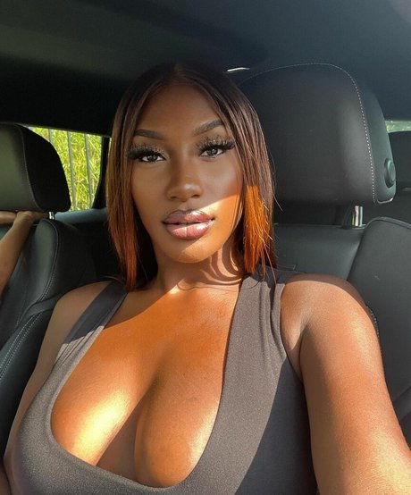 Aya Nakamura Profile pic