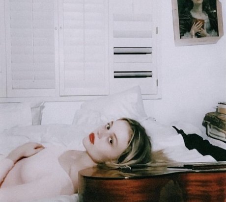 Emily Lind model xxx photo