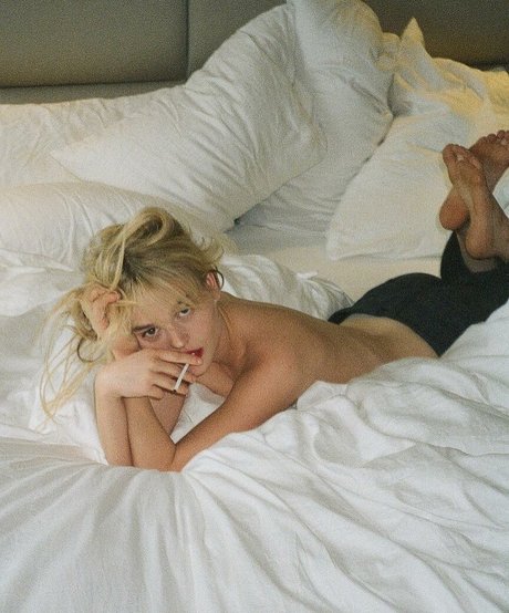 Emily Lind model hd image