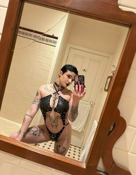 Eve winters Profile pic