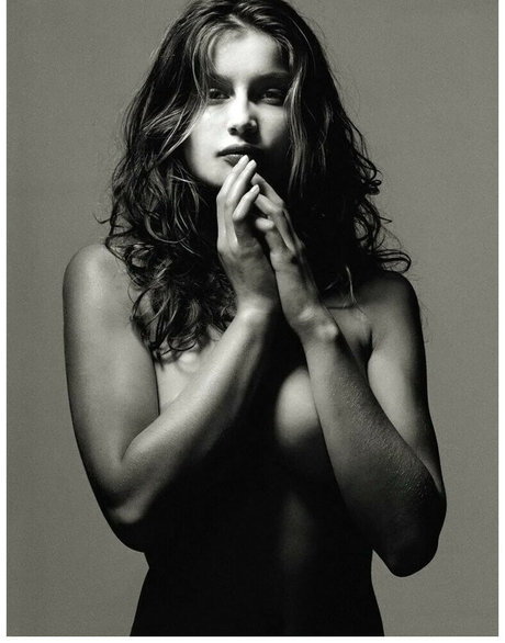 Laetitia Casta star nudes gallery