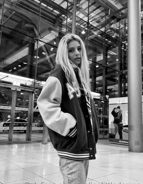 evelinalittledemon erotic actress pics