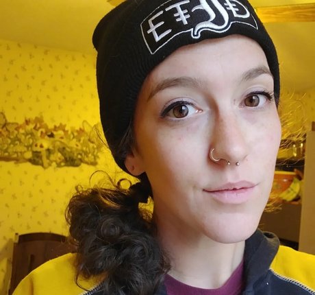 etidsteaz29 naked star pic