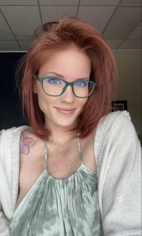 Skyra Fox model adult picture