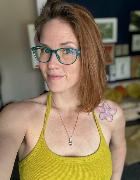 Skyra Fox porn model pictures