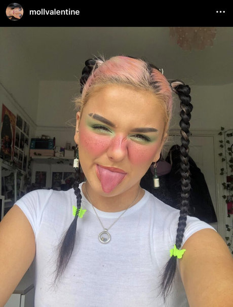 Moll Valentine model pornographic photos