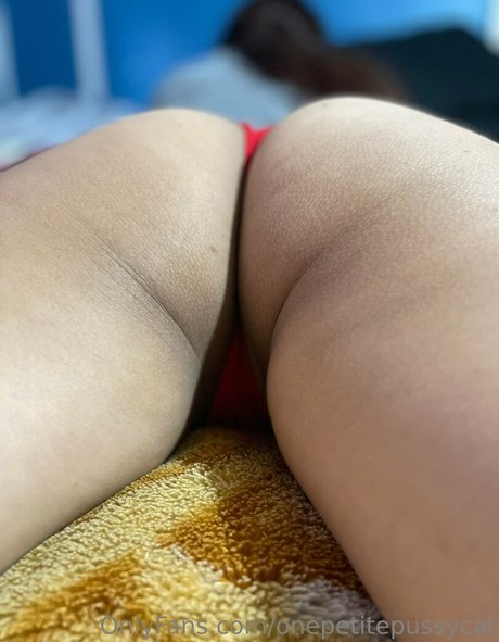 onepetitepussycat model pornographic picture