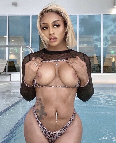 Bella La Femme model pornographic pics