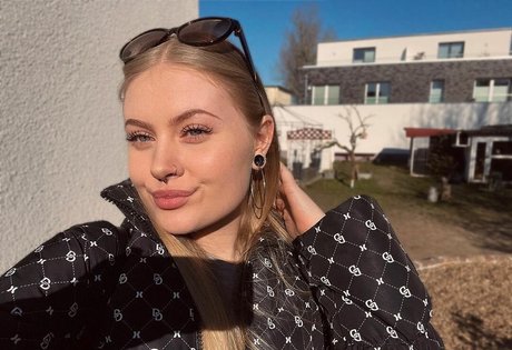 emaazing pornstar sexy pics