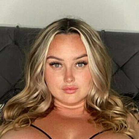 bustyhollyfree perfect star picture