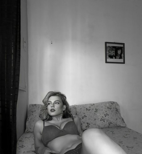 lucymeowt art model gallery