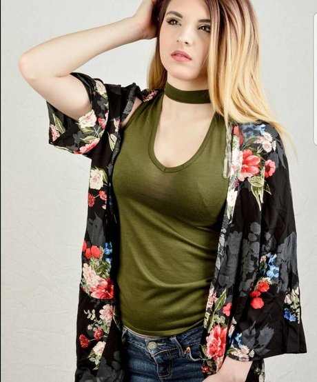 Chelsie Deville art model image