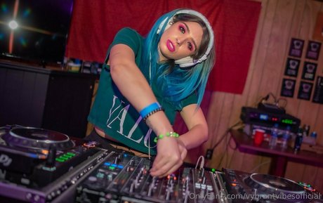 vybrantvibesofficial model erotic pictures