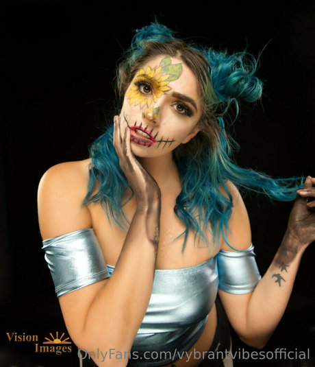 vybrantvibesofficial nudes model images