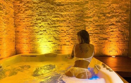 euyaz pretty pornstar image