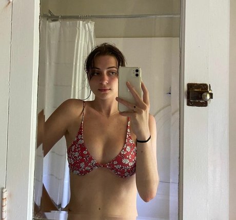 Lizzy McAlpine pornstar beautiful picture