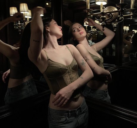 Lizzy McAlpine pretty actress photo