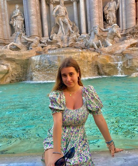 Julia Gomez model pretty photos