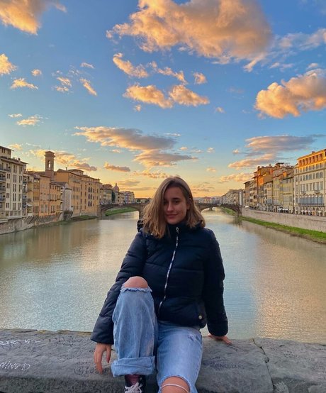 Julia Gomez adult model pic